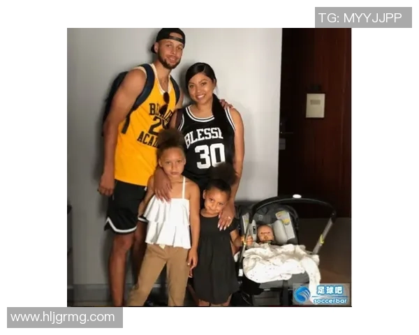 库里与妻子Ayesha合影曝光，恩爱露齿笑容引发粉丝热议